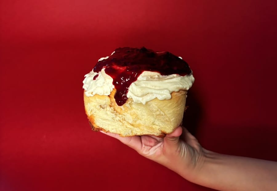 Roll Berry Explosion de Emmi's Rolls con compota de frutos rojos