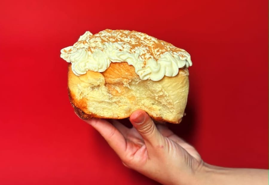 Roll Original de Emmi's Rolls con canela espolvoreada